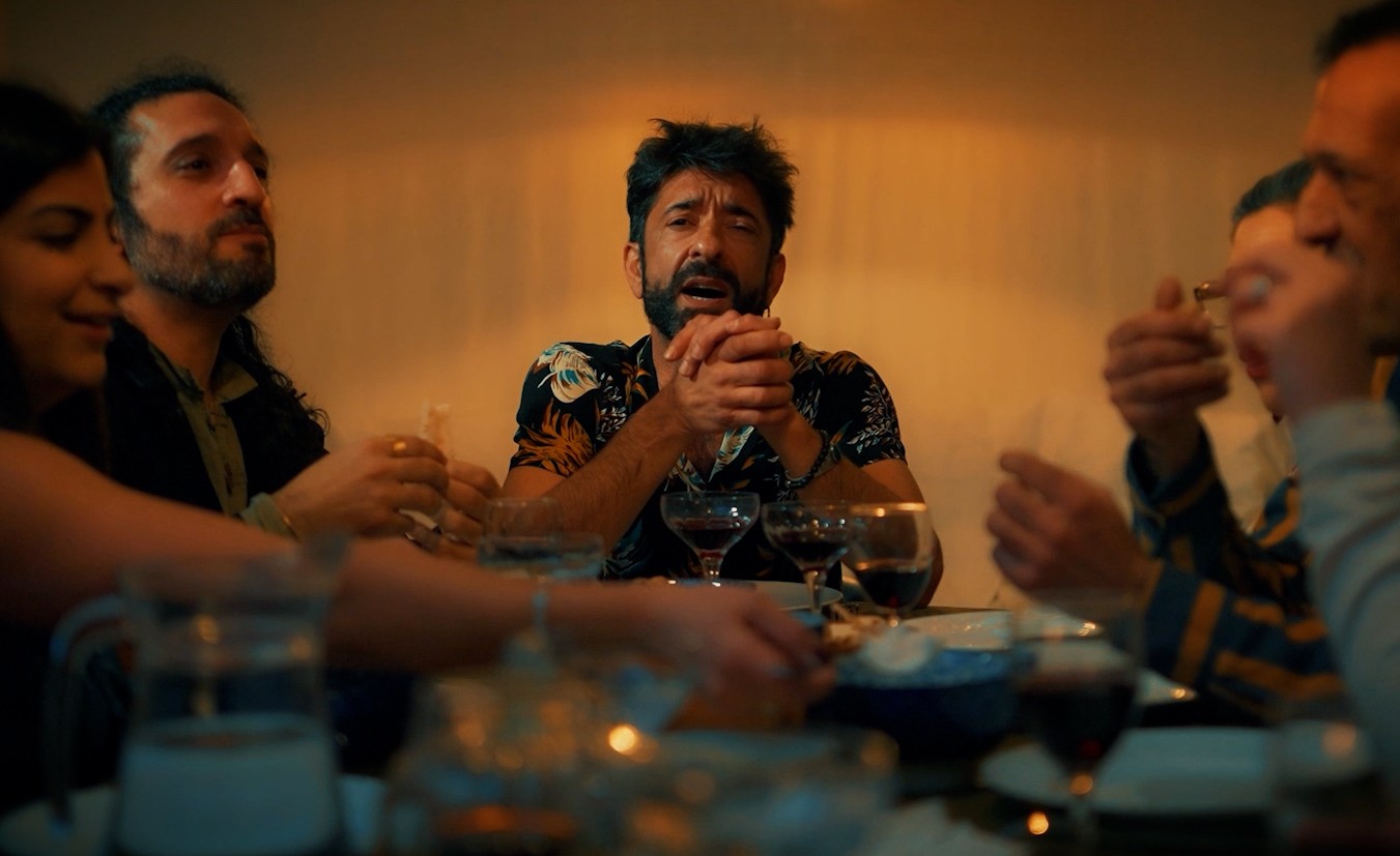 artiste filmé pendant le tournage d’un clip musical, de arash sarkechik