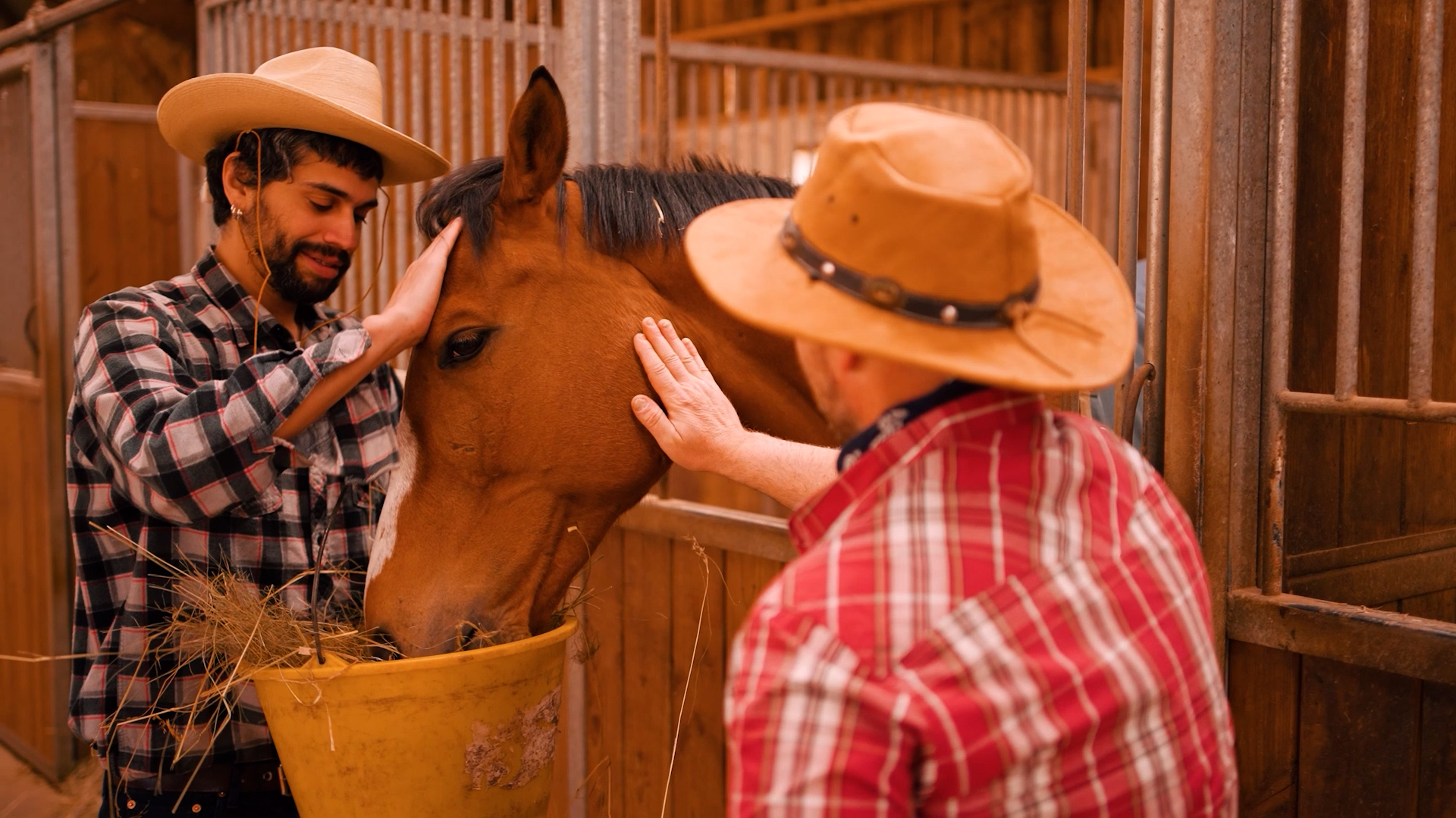artiste filmé pendant le tournage d’un clip musical, de los burritos santos