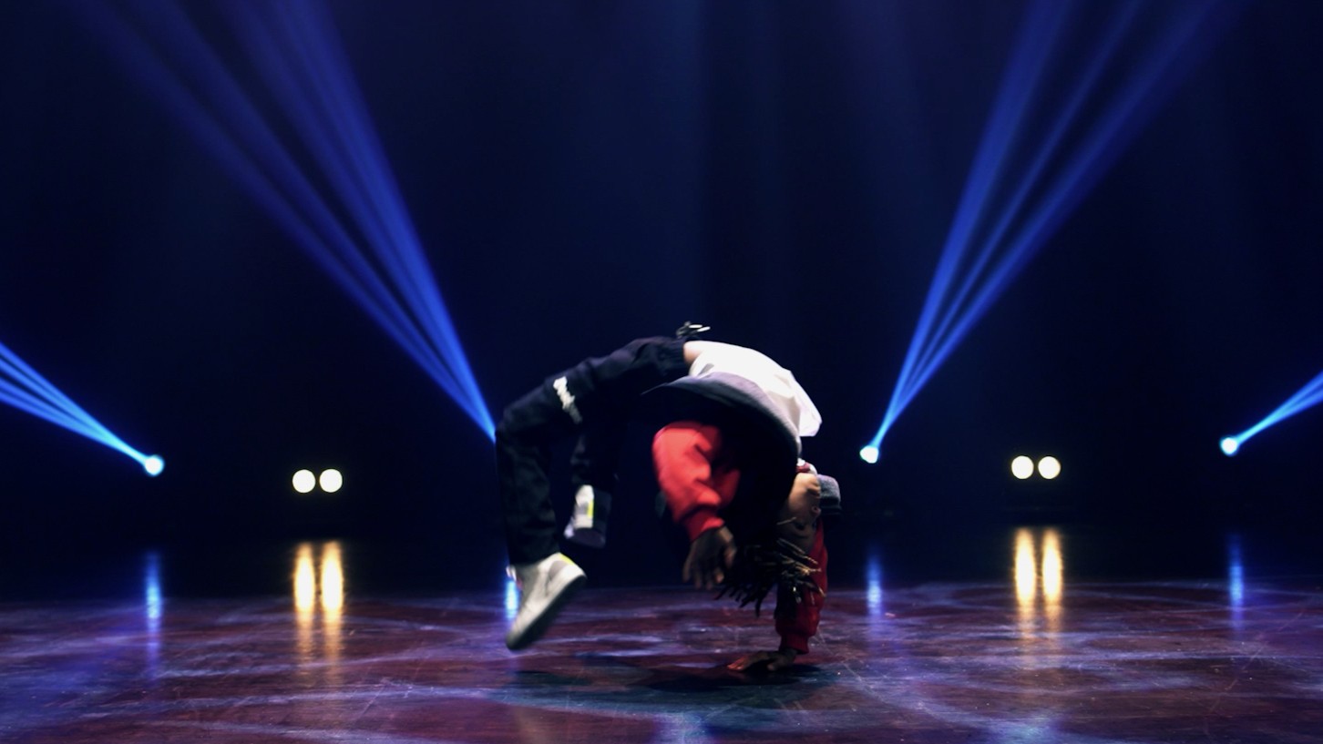 artiste filmé pendant le tournage d’un clip musical, de broussaï