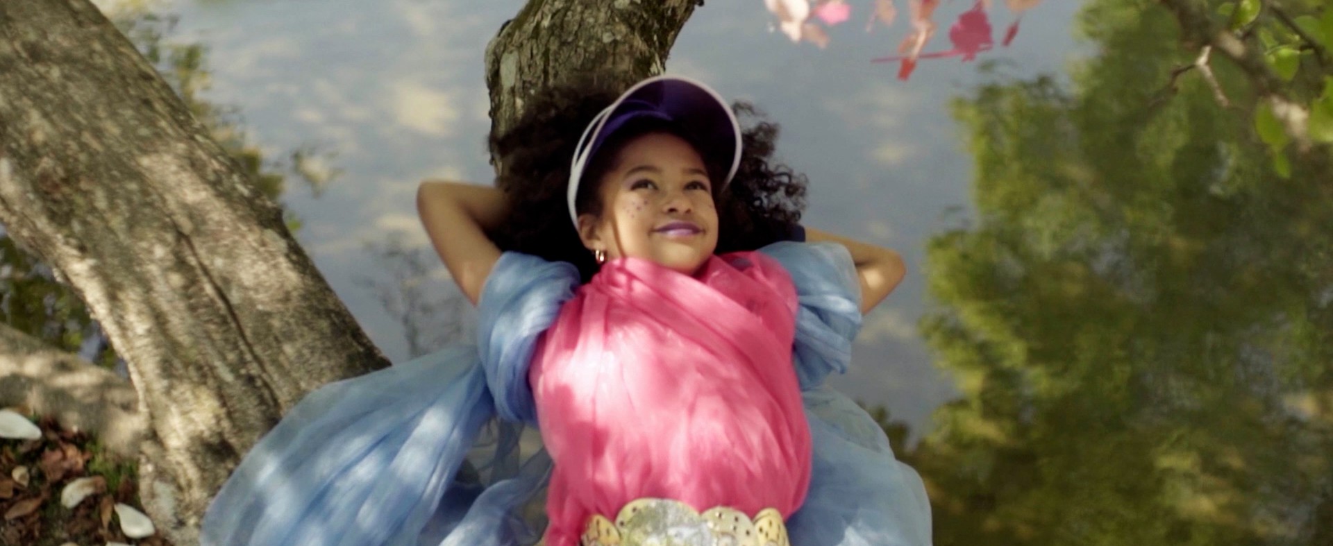 artiste filmé pendant le tournage d’un clip musical, de diskr one block