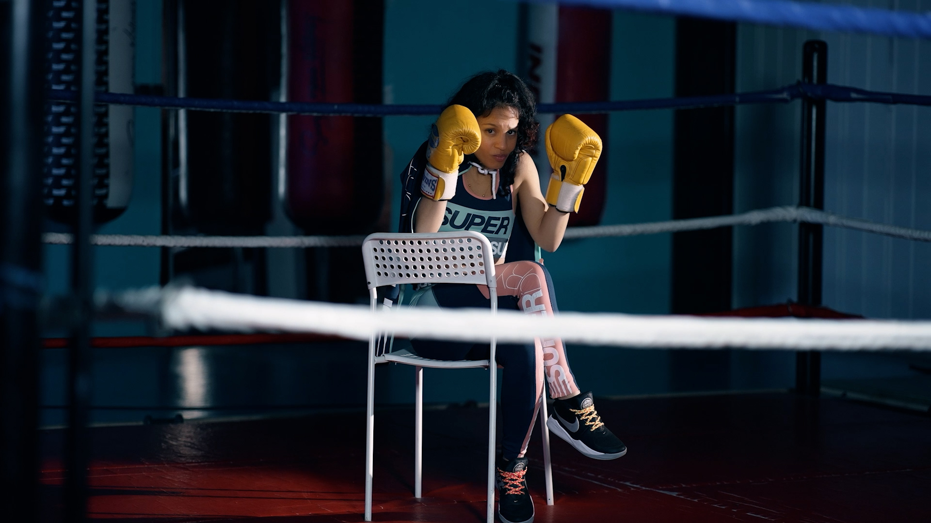 artiste filmé pendant le tournage d’un clip musical, de nalya jo, say something