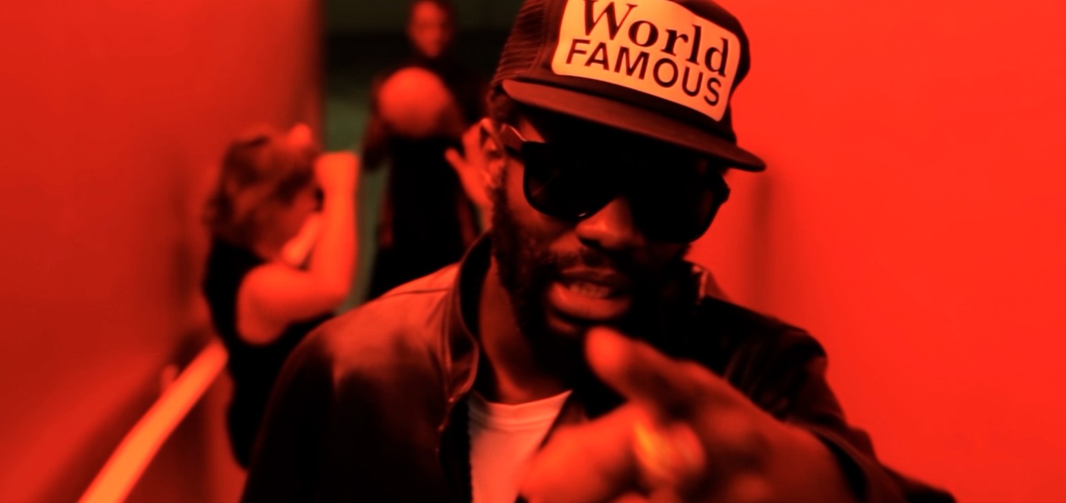 artiste filmé pendant le tournage d’un clip musical, de patko