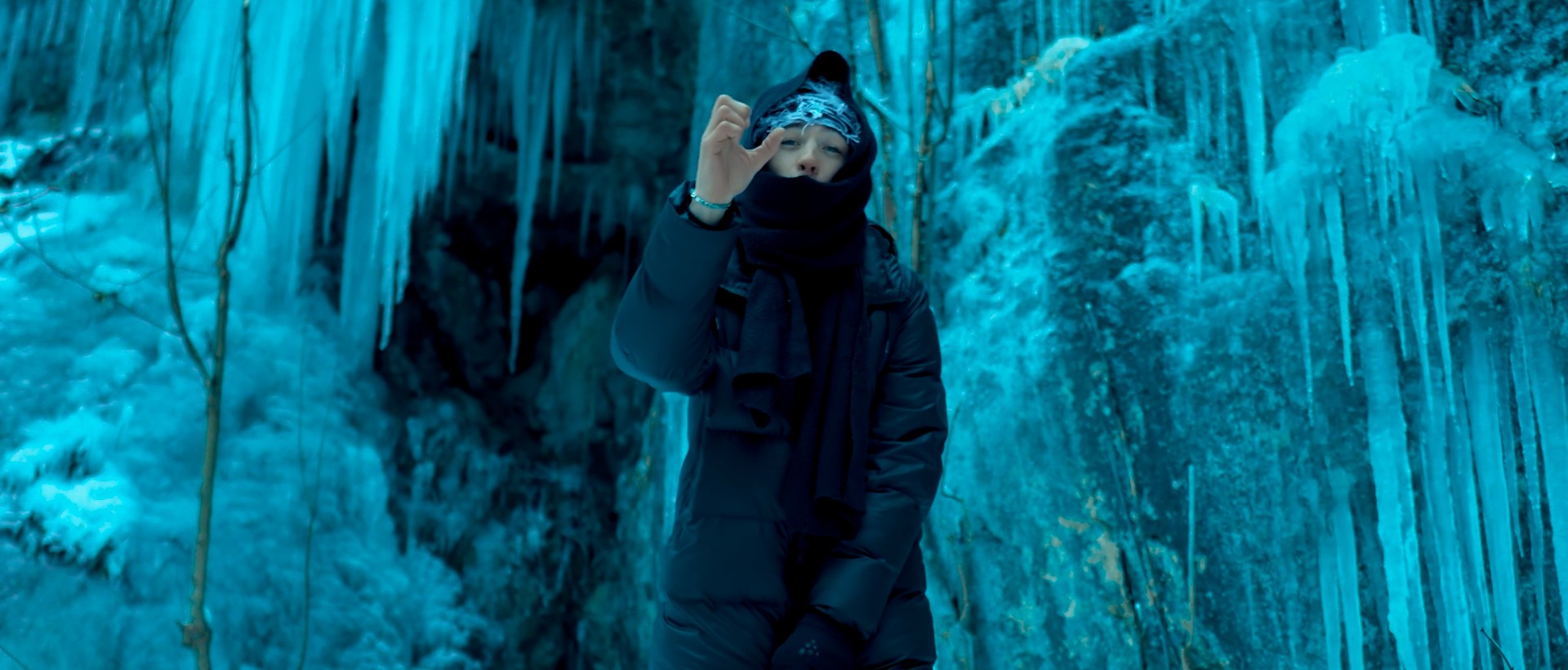 Capture d’écran d’un artiste filmé pendant le tournage d’un clip musical, de piero2l, dress code