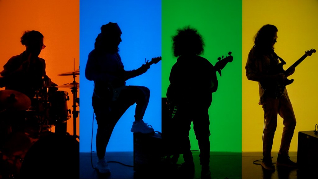 Capture d’écran d’un artiste filmé pendant le tournage d’un clip musical, de tigadrine