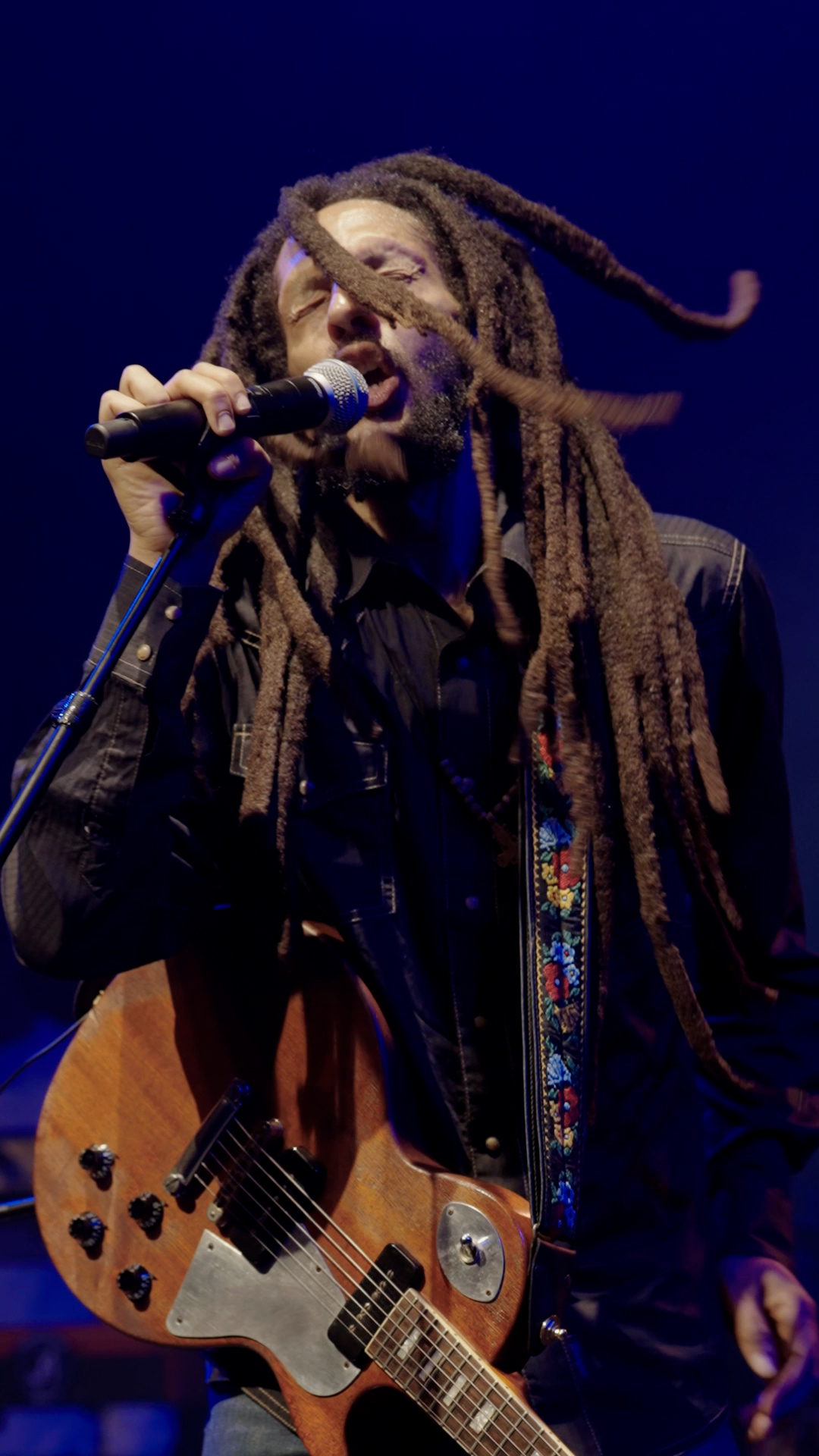 Capture d’écran d’une captation du concert de julian marley