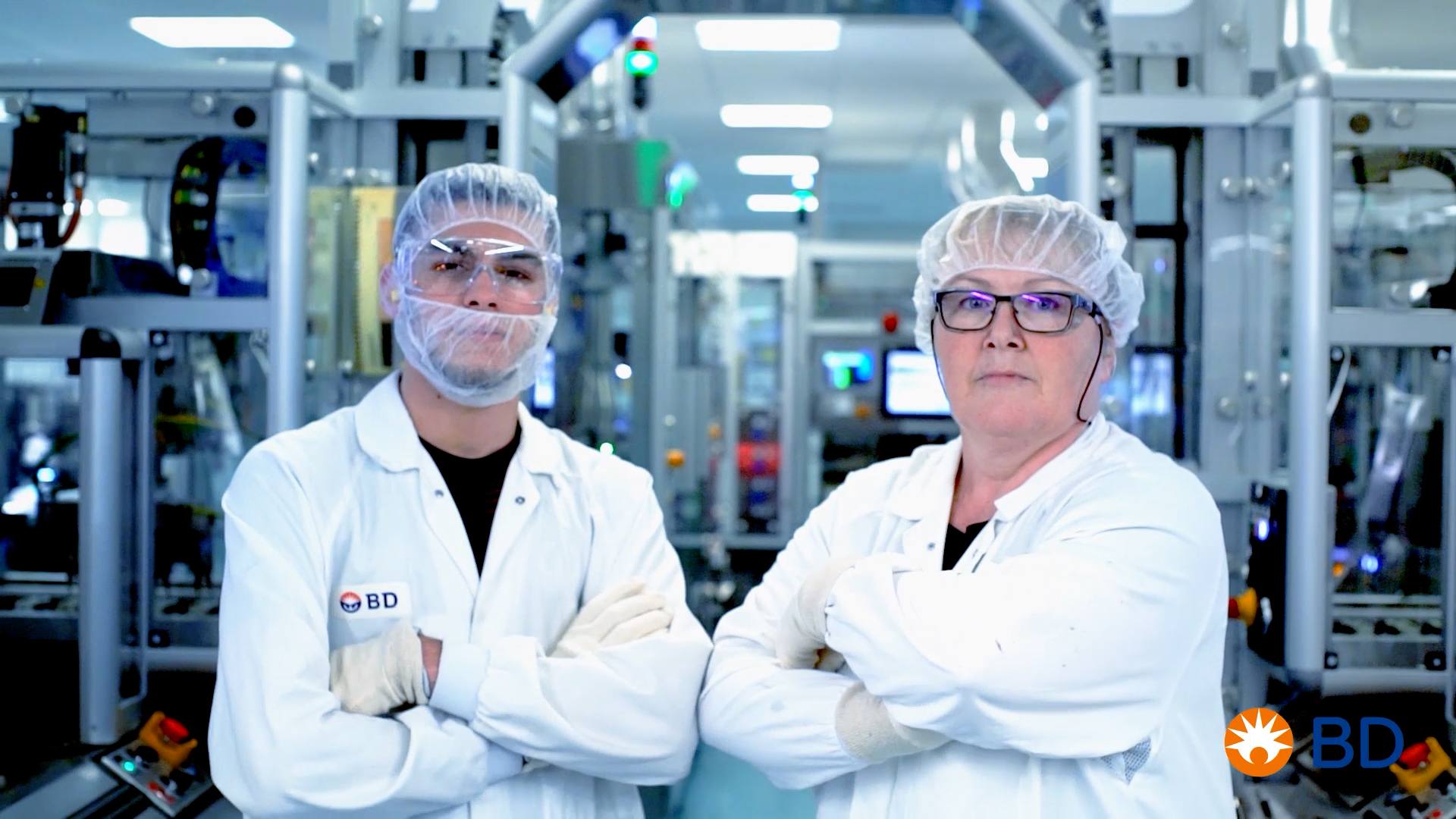 Opérateur de production travaillant sur une ligne de fabrication becton dickinson