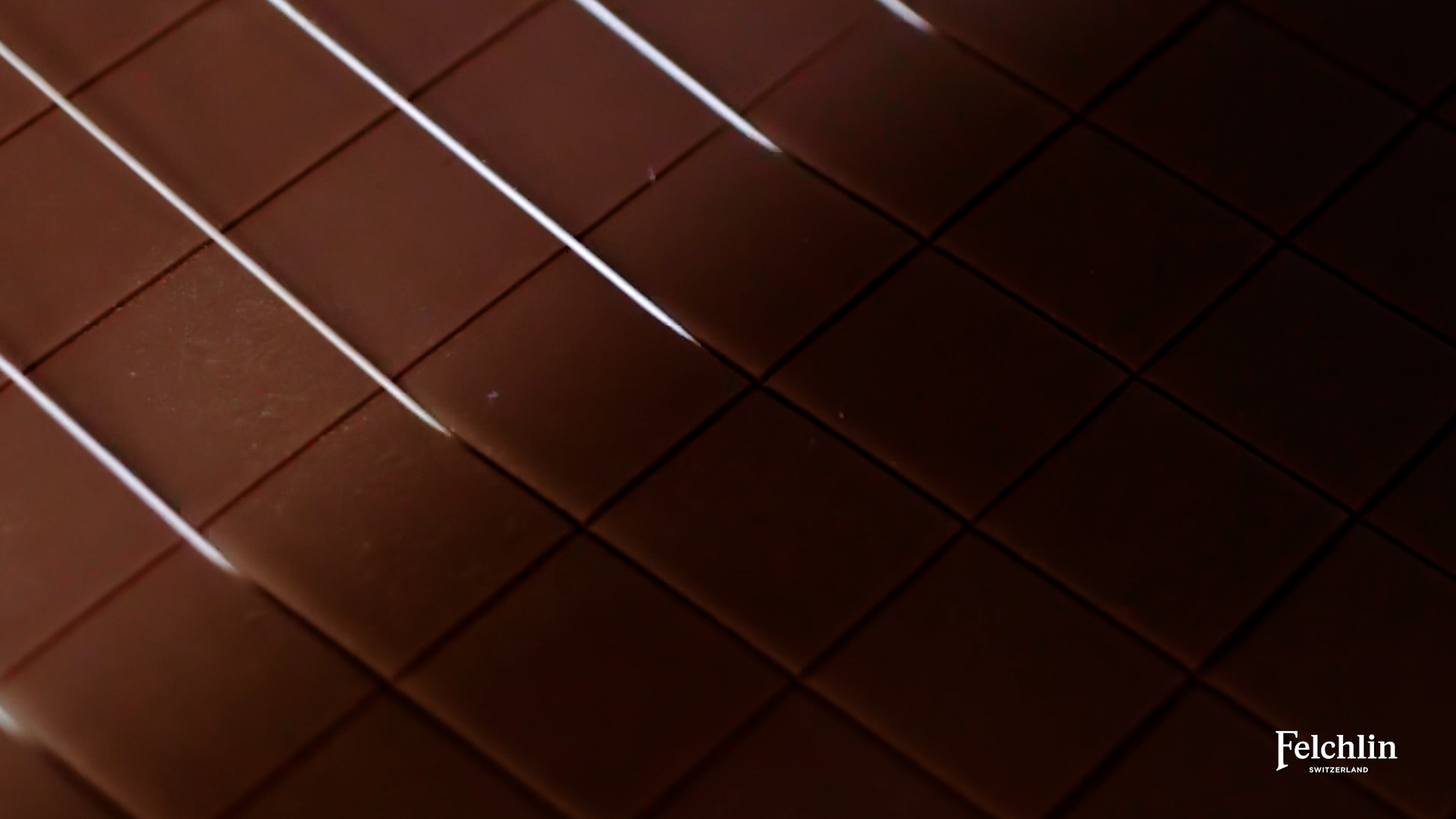 Chocolat suisse Felchlin découpé à la guitare en pâtisserie.