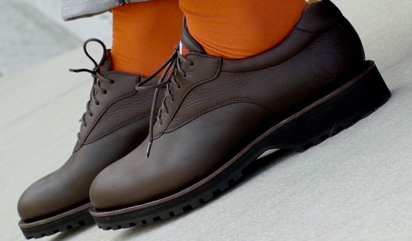 Capture d’écran d’une vidéo mode présentant un modèle de chaussure et une tenue de la nouvelle collection.