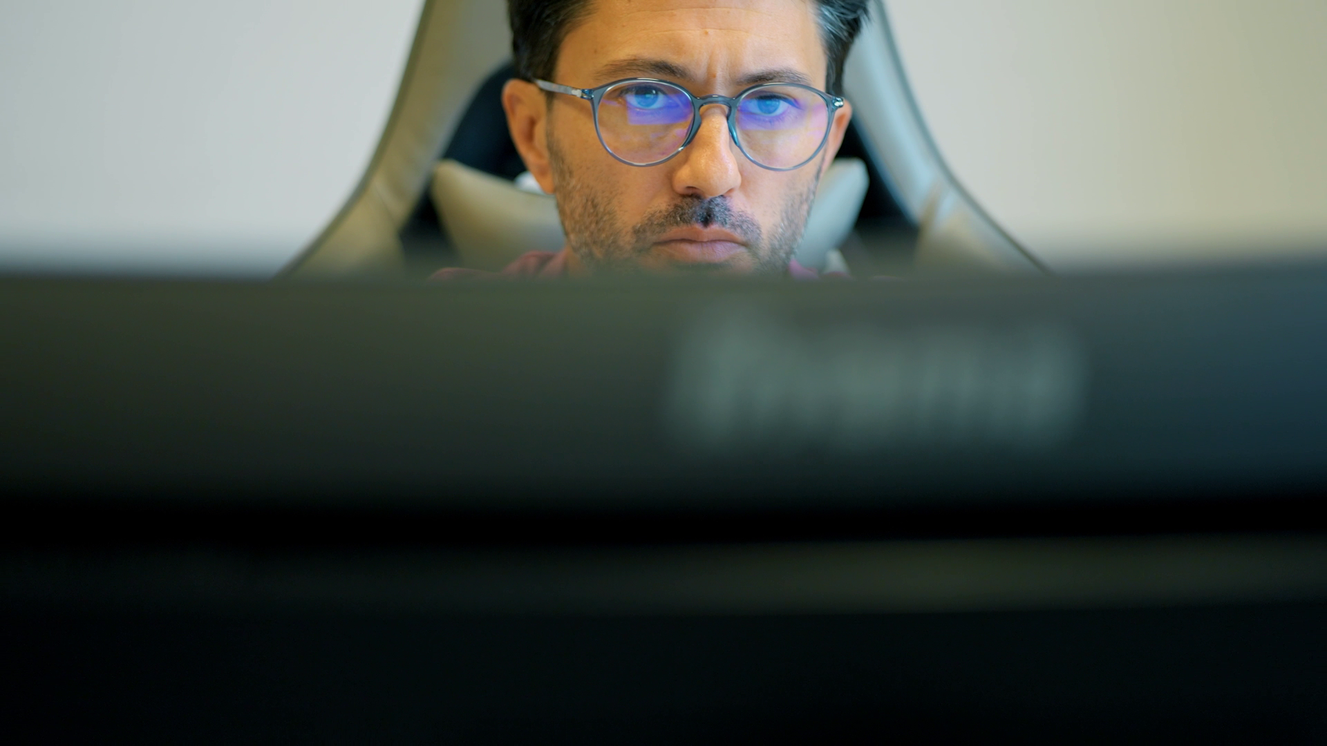 Homme travaillant devant un ordinateur.