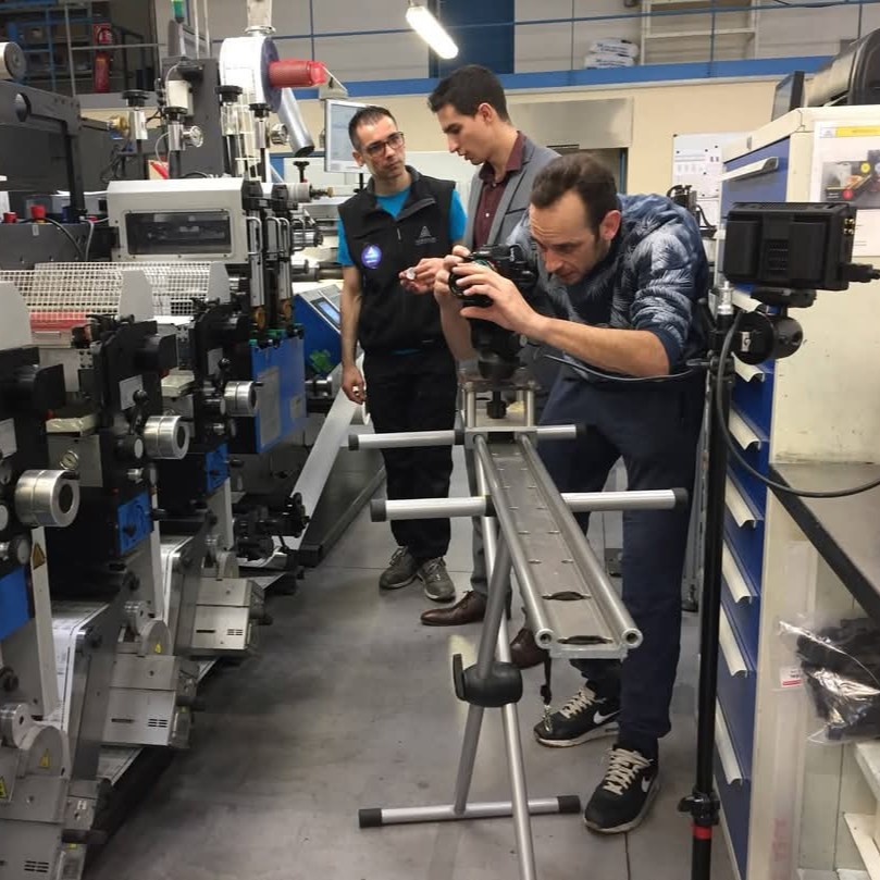 Vidéaste captant des images pour un film corporate