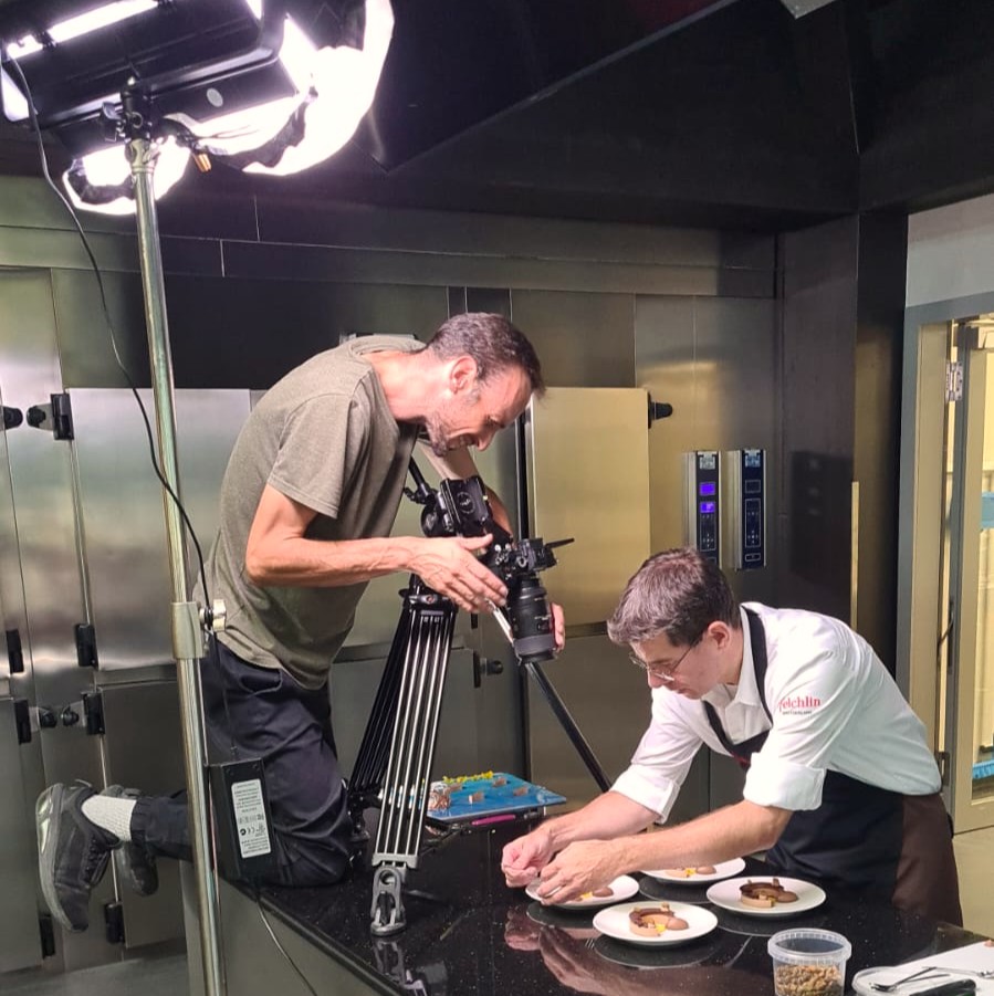 Vidéaste captant des images pour un film institutionnel pour le chocolat Felchlin