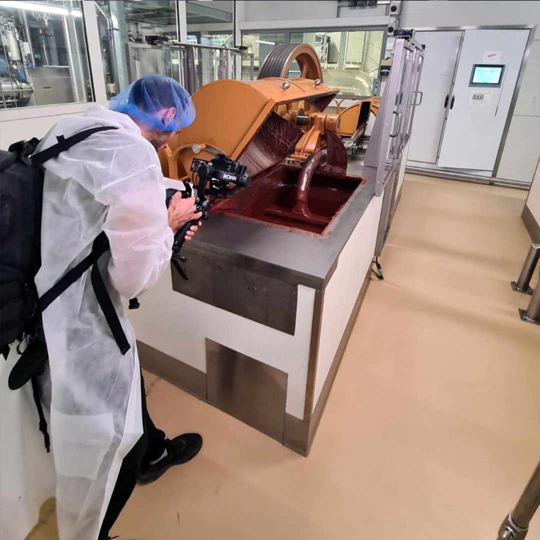 Vidéaste captant des images pour un film institutionnel pour le chocolat Felchlin