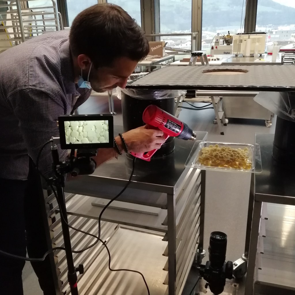 Vidéaste captant des images pour un film institutionnel pour le chocolat Felchlin