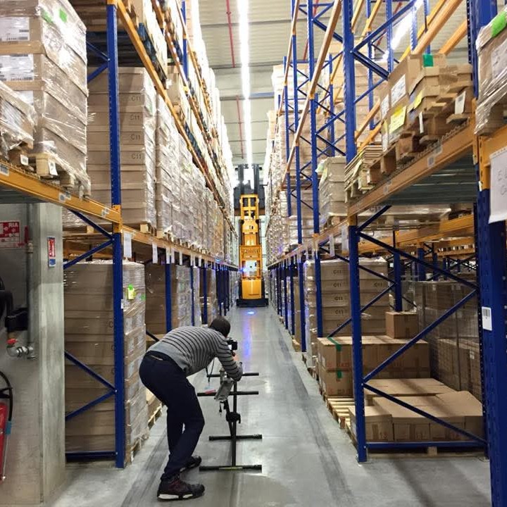 Vidéaste captant des images pour un film corporate