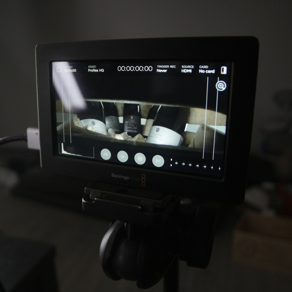 Vidéaste captant des images pour un film sur le vin