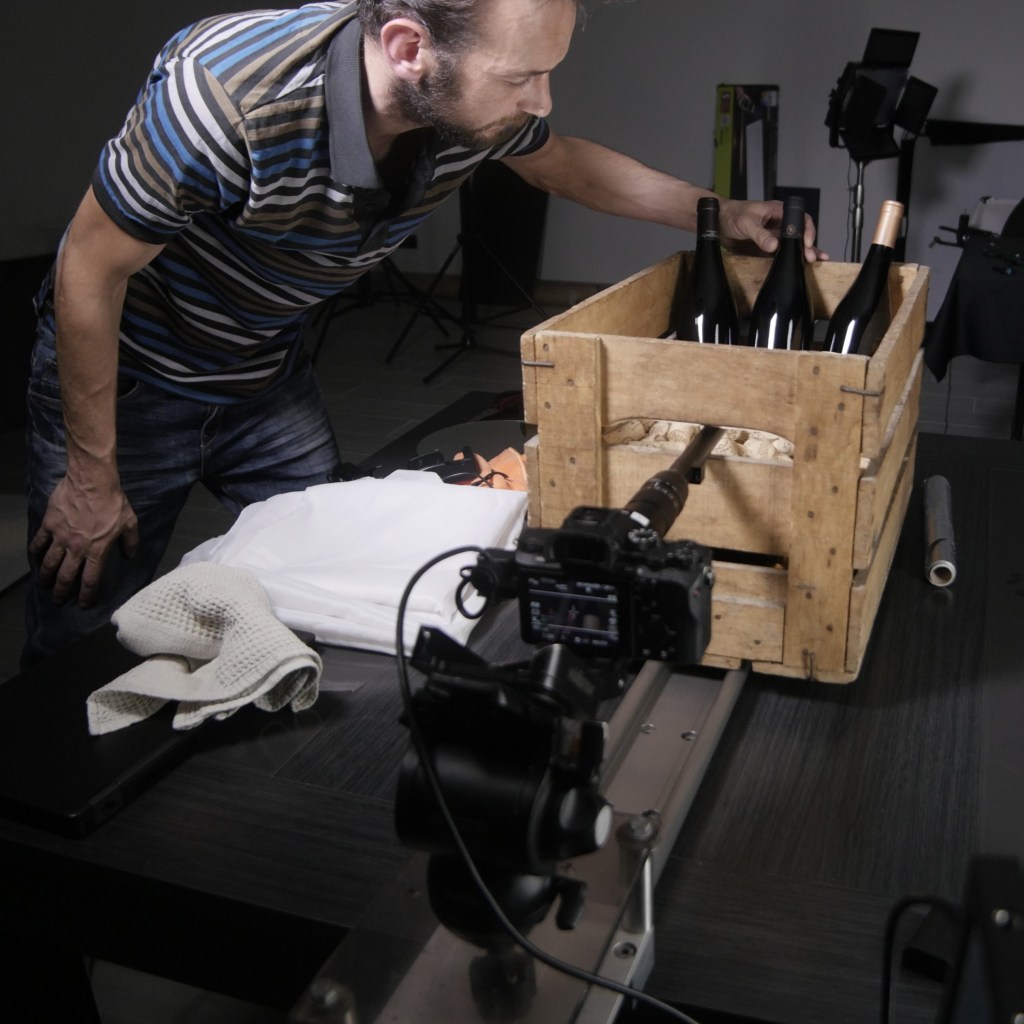 Vidéaste captant des images pour un film sur le vin