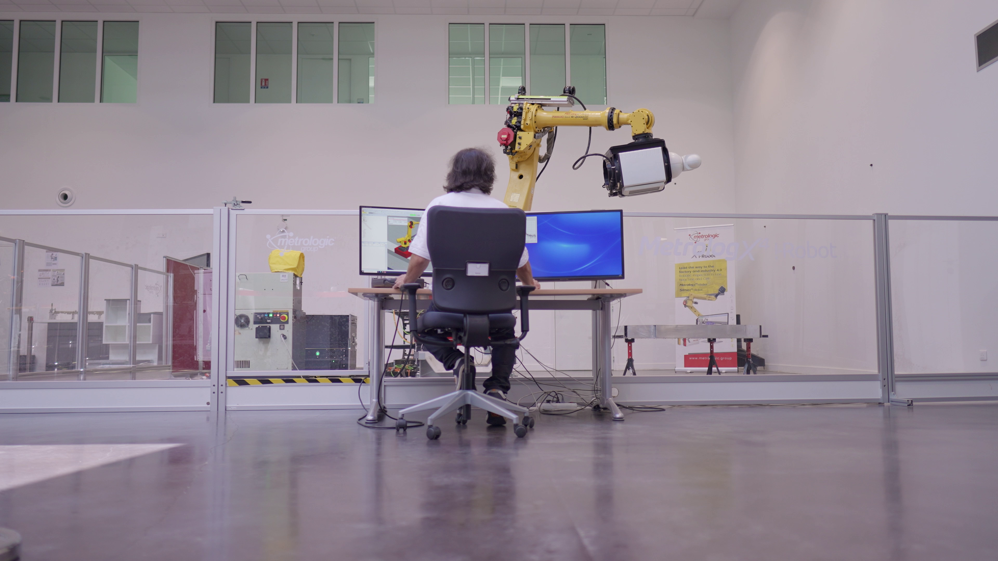 Robot de métrologie en fonctionnement dans une entreprise spécialisée en mesures de précision, Metrologic.