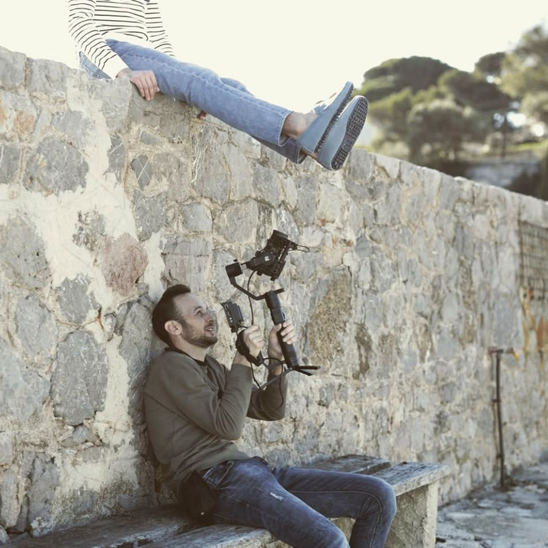 Making-of d’un shooting mode avec un modèle posant en extérieur.