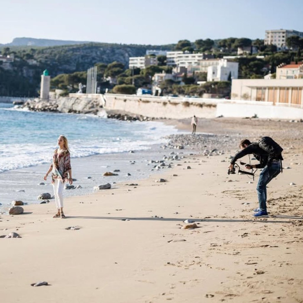 Making-of d’un shooting mode avec un modèle posant sur la plage