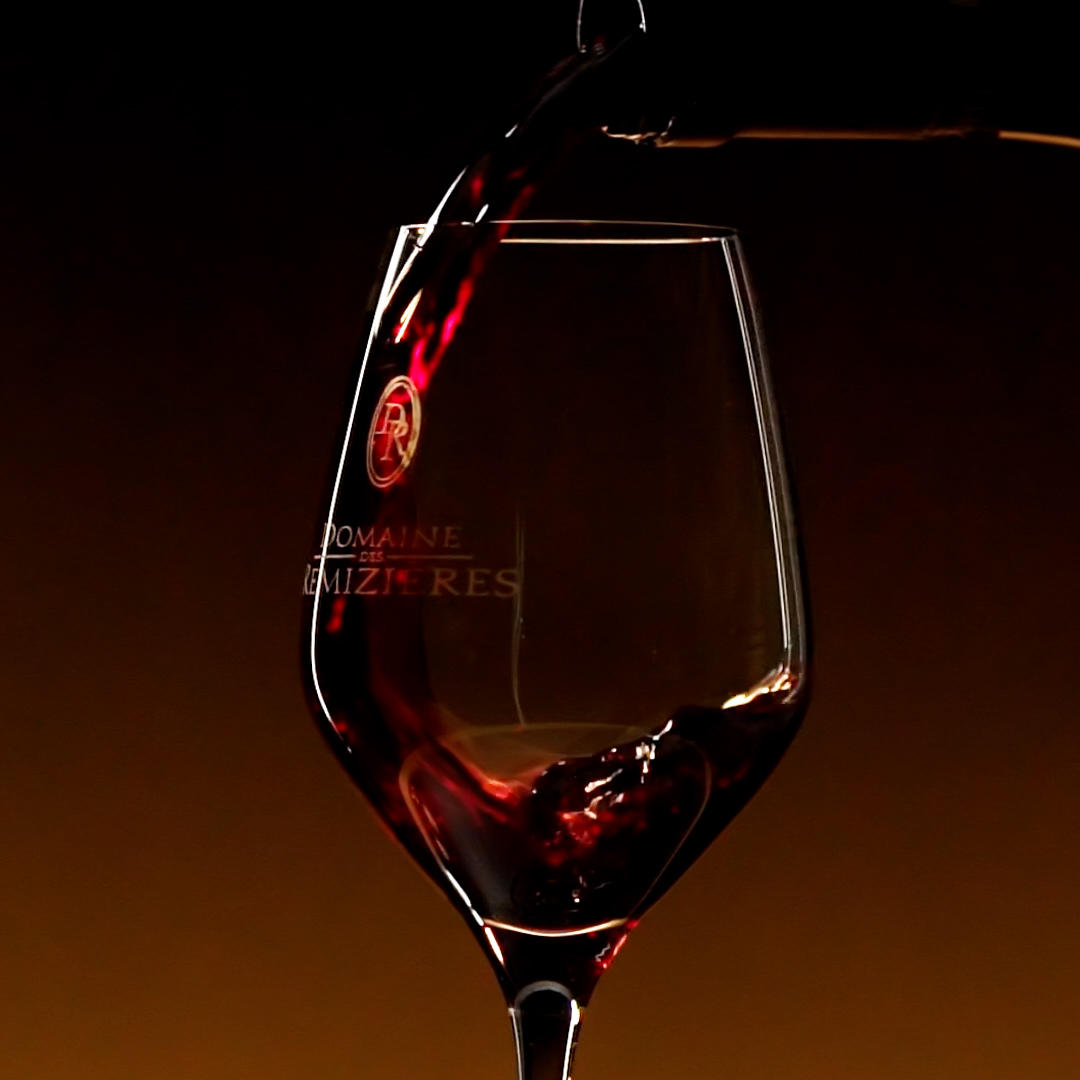 Verre de vin dégusté dans les vignobles d’Hermitage, vallée du Rhône.
