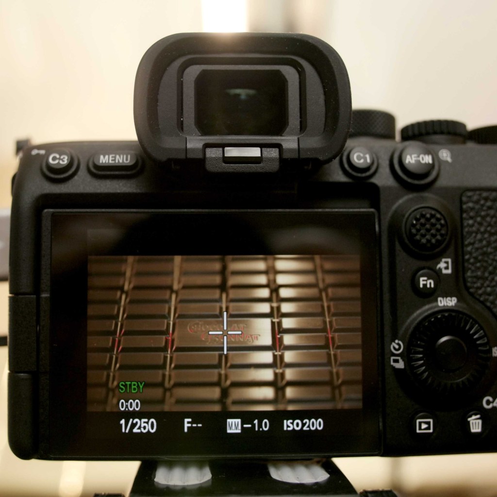 Vidéaste captant des images pour un film institutionnel pour le chocolat