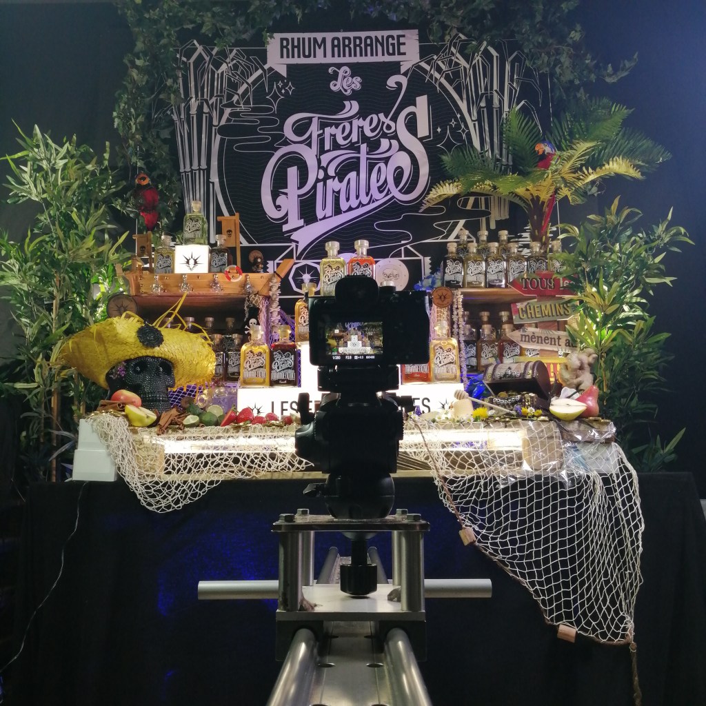 Tournage packshot les freres pirates en studio avec videaste.