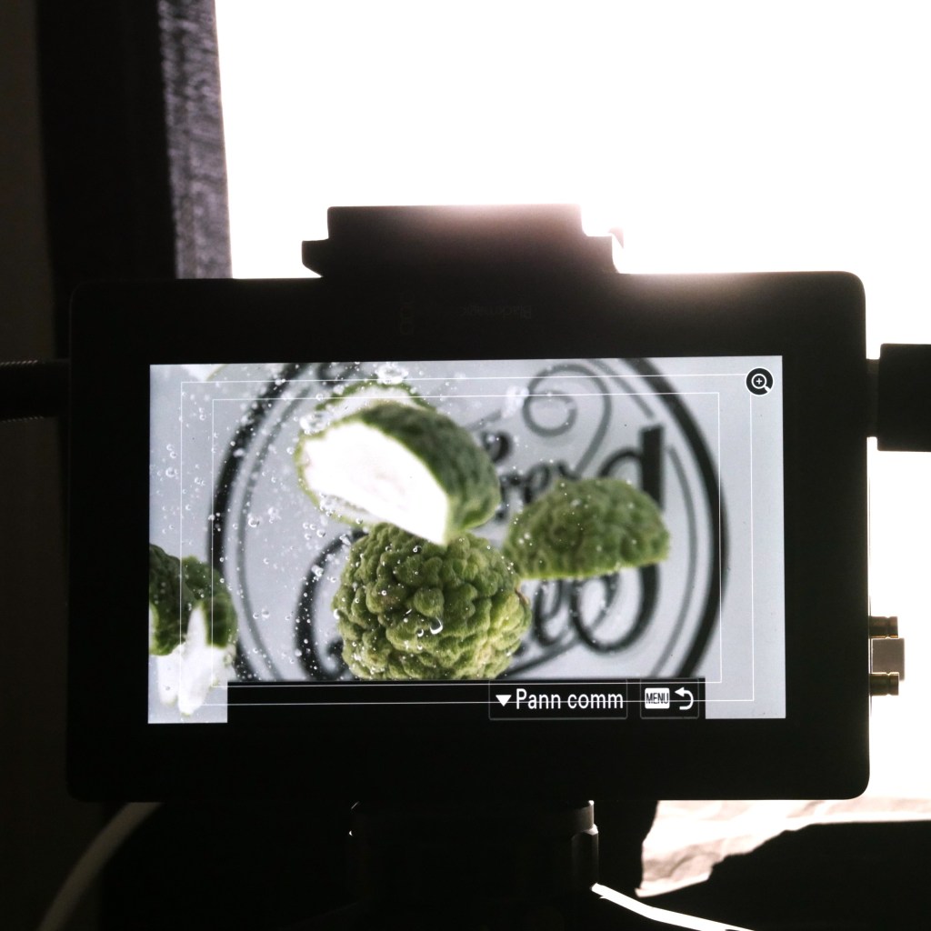 Tournage packshot les freres pirates en studio avec videaste.