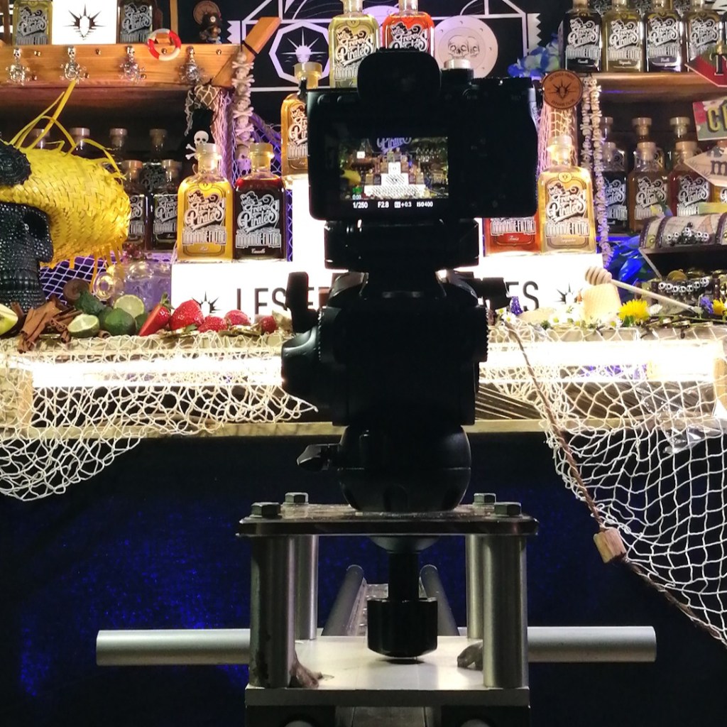 Tournage packshot les freres pirates en studio avec videaste.