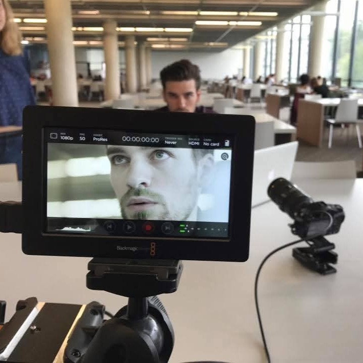 Vidéaste captant des images pour un film universite