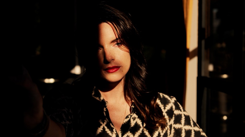 Portrait studio d’un mannequin avec éclairages artistiques et contrastes de lumière.