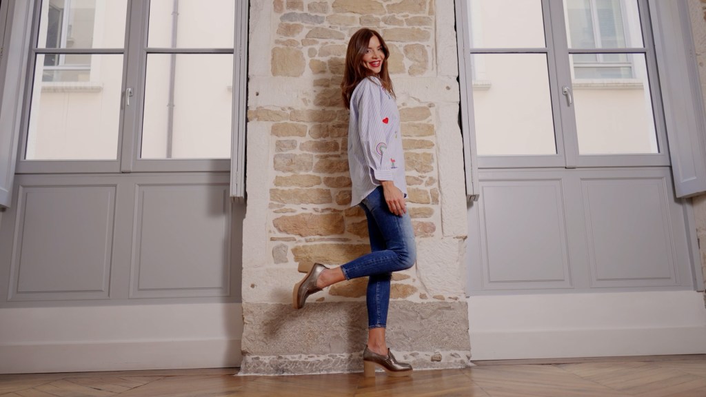 Femme posant avec une paire de chaussures élégantes pour un shooting mode.